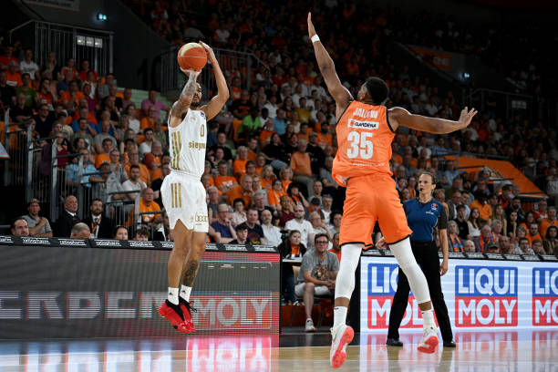 雄鹿则在引 雄鹿则在引